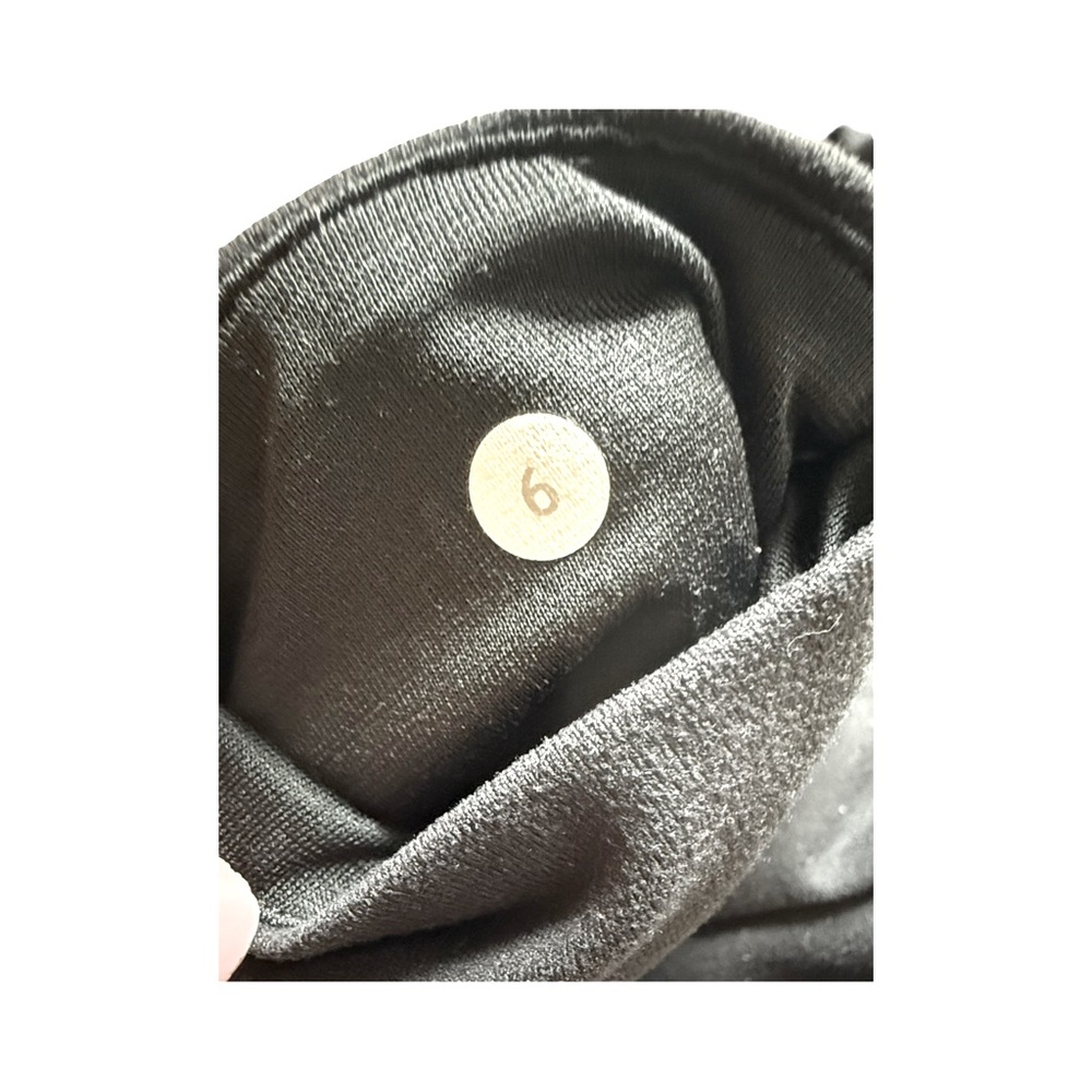 Women’s Lululemon Cropped Black Leggings! Size 6! - Picture 4 of 5